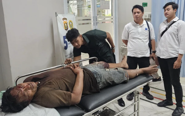 Foto Pelaku pencurian kabel saat dibawa ke runah sakit Bhayangkara untuk mendapatkan pengobatan, Senin 2 Februari 2026 (Foto : Yola/Ketik.Com)