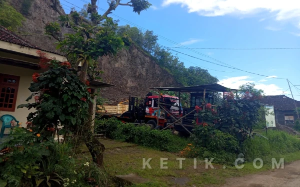 Foto Aktivitas pertambangan dengan kendaraan berat yang diduga memperparah kerusakan Jalan Sultan Agung di Desa Mentoro dan Kayen, Kecamatan Pacitan, Senin, 2 Februari 2026. (Foto: Al Ahmadi/Ketik.com)