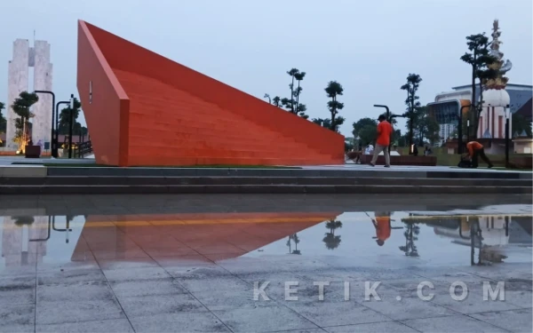 Foto Genangan air juga meluas hingga ke jogging track di sisi selatan Alun-Alun Jayandaru. (Foto: Fathur Roziq/Ketik.com)