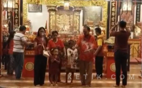 Foto Umat Tri Dharma di Singaraja melakukan persembahyangan di TITD Ling Gwan Kiong (suartha)