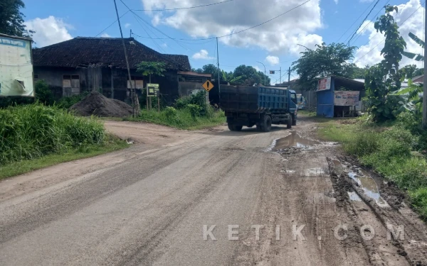Foto Aktivitas truk muatan di Jalan Sultan Agung Pacitan. (Foto: Al Ahmadi/Ketik.com)