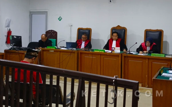 Foto Terdakwa Suretno mengikuti sidang pembacaan tuntutan Jaksa Penuntut Umum dalam perkara penganiayaan di Pengadilan Negeri Palembang, Selasa 3 Februari 2025. (Foto : M Nanda/Ketik.com)