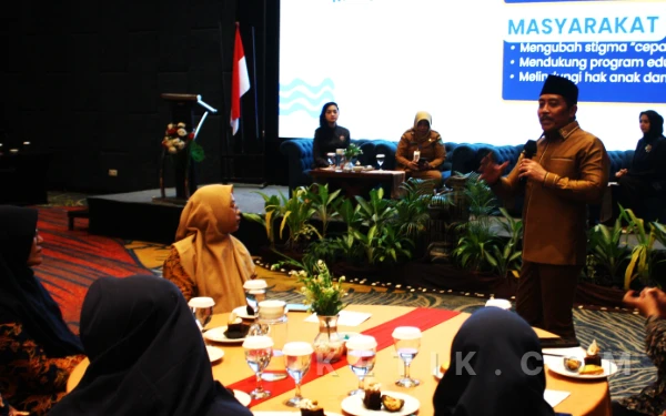 Foto Legislator DPRD Sidoarjo dari PKB Dhamroni Chudlori menyampaikan presentasi tentang pentingnya peran remaja, orang tua, dan masyarakat untuk mencegah pernikahan dini. (Foto: Fathur Roziq/Ketik.com)