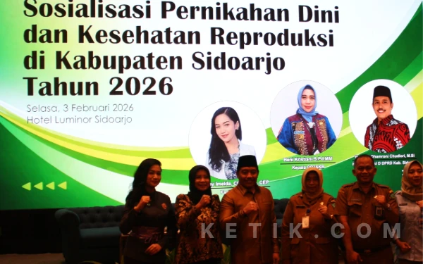 Foto Para narasumber dan penyelenggara Sosialisasi Pernikahan Dini dan Kesehatan Reproduksi yang diadakan Dinas P3AKB Sidoarjo bersama anggota DPRD Sidoarjo Dhamroni Chudlori. (Foto: Fathur Roziq/Ketikk.com)