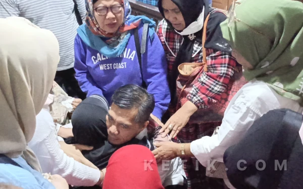 Foto Isak tangis keluarga tak terbendung saat memeluk Dedi Sipriyanto usai majelis hakim membacakan amar putusan di ruang sidang Pengadilan Negeri Palembang. Rabu 4 Februari 2026 (Foto: M Nanda/Ketik.com)