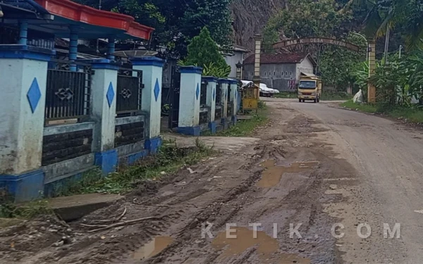 Foto Kondisi Jalan Sultan Agung di Kabupaten Pacitan yang rusak dan bergelombang meski berada di kawasan perkotaan dan jalur menuju pusat pemerintahan. (Foto: Al Ahmadi/Ketik.com)