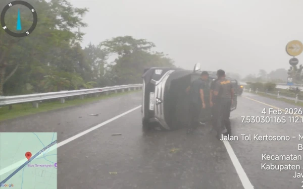 Foto Kecelakaan tunggal mobil Pajero di tol Jombang-Mojokerto, Rabu 4 Januari 2026. Foto: dok Astra toll Jomo)