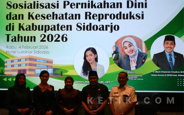Foto Anggota Komisi E DPRD Jatim dr Sritun Subandi (tengah) diapit oleh Imelda Stefanni dan Ketua Komisi D DPRD Sidoarjo Dhamroni Chudlori bersama penyelenggara Sosialisasi Pernikahan Dini dan Kesehatan Reproduksi di Hotel Luminor Sidoarjo pada Rabu (4 Februari 2026).