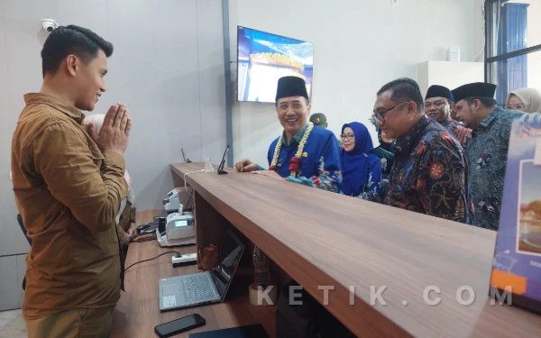 Foto Setdakab Sampang H Yuliadi Setiyawan saat meresmikan kantor kas Ketapang (Foto: Mat Jusi/Ketik.com)
