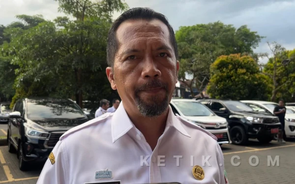 Foto Kepala DLH Kota Malang, Gamaliel Raymond Hatigoran saat menjelaskan petugas kebersihan yang akan dikerahkan selama Mujahadah Kubro 1 Abad NU. (Foto: Lutfia/Ketik)