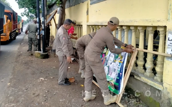 Foto Satuan Polisi Pamong Praja (Satpol PP) Kabupaten Kediri melakukan penertiban Baliho di Kecamatan Pare Kamis (5/2/2026). (foto : Aan for Ketik.com).