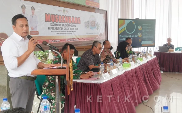 Foto Sudadi anggota DPRD Kabupaten Gresik Dapil Balongpanggang Benjeng menyampaikan program pembangunan usulan dari masyarakat dan siap mengawal agar terlaksana.  (Foto : Sutejo, Rc/Ketik.com)