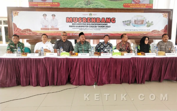Foto Bupati Gresik Fandi Ahmad Yani (tengah berpeci)  bersama anggota DPRD,  Kadis PUPR dan Forkopincam Balongpanggang.  (Foto : Sutejo, Rc/Ketik.com)