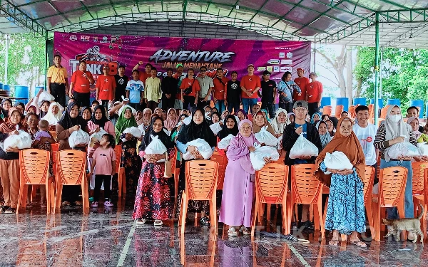 Foto TANK Cilacap foto bersama sekitar 182 penerima paket sembako gratis. (Foto: Nani Eko/ketik)