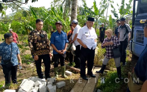 Foto Bupati Malang Sanusi ketika meninjau akses Jalan menuju Jembatan Gantung Garuda Kabupaten Malang. (Foto: Binar Gumilang/ketik.com)
