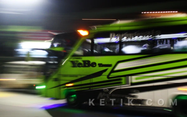Foto Bus YB Trans yang mengangkut puluhan Kasek SD melaju kencang di kawasan Jalan Raya Gedangan. (Foto: Fathur Roziq/Ketik.com)