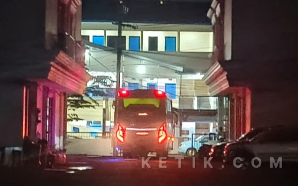 Foto Bus YB Trans berangkat dari pertokoan di kawasan Larangan menuju Bandara Juanda pada Jumat Subuh (6 Februari 2026). (Foto: Fathur Roziq/Ketik.com)