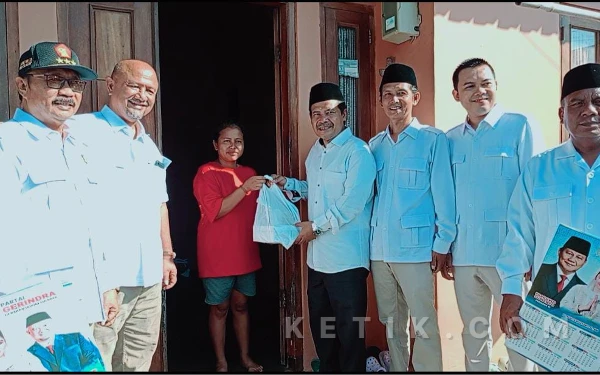 Foto Rangkaian HUT Gerindra ke-18 di DPC Cilacap bagi-bagi nasi box dan Snack untuk warga sekitar. (Foto: Nani Eko/Ketik)