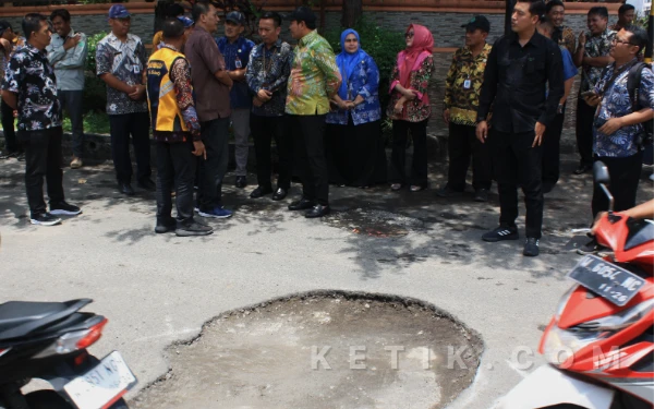 Foto Bupati Subandi memberikan arahan kepada pejabat Dina PU BM SDA Sidoarjo agar segera mengambil langkah cepat untuk memperbaikan jalan rusak. (Foto: Fathur Roziq/Ketik.com)