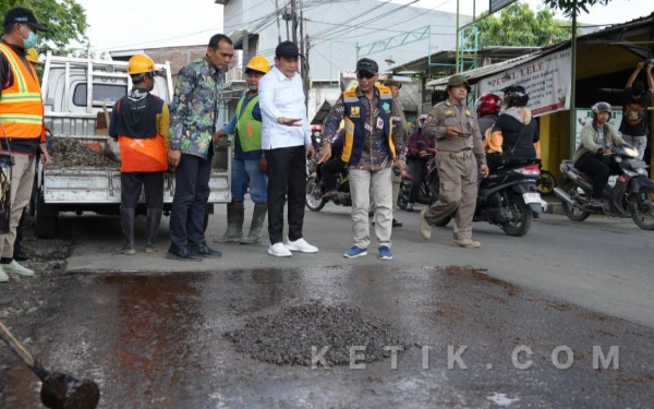 Foto Bupati Subandi melihat perbaikan jalan rusak di kawasan Brebek, Kecamatan Waru, pada Jumat (6 Februari (2026). (Foto: Kominfo Sidoarjo)