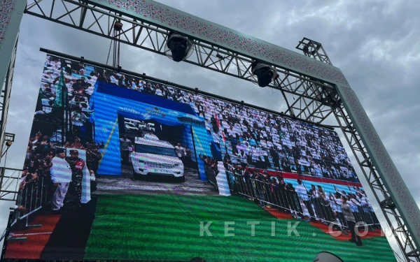 Foto Presiden Prabowo Naik Maung Garuda Putih Masuk ke Tengah Stadion Gajayana di Harlah 1 Abad NU. (Foto: Lutfia/Ketik.com)