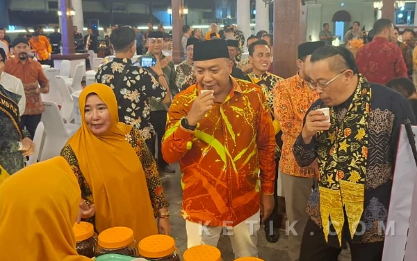 Foto Bupati Situbondo dan perwakilan Delegasi BRUDIFA mencicip kopi Situbondo, Sabtu 7 Februari 2026 (Foto : Adinda Octaviani/ketik.com)