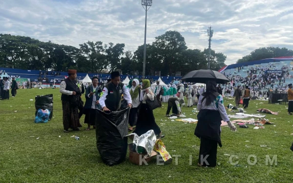 Foto Relawan yang turut membantu petugas kebersihan dari DLH Kota Malang untuk membersihkan sampah di dalam Stadion Gajayana. (Foto: Lutfia/Ketik)