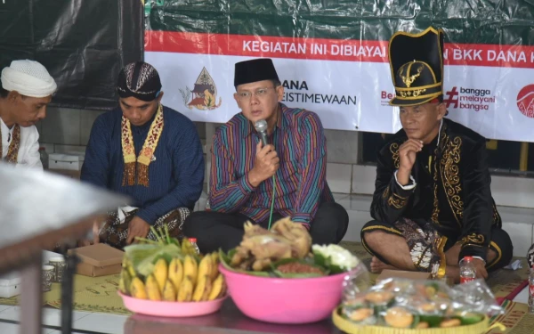 Foto Dalam sambutannya dalam acara Sadranan Agung Wotgaleh, Wakil Bupati Sleman, Danang Maharsamenekankan pentingnya melestarikan tradisi sebagai sarana silaturahmi untuk menjaga kerukunan antarwarga. (Foto: Prokompim Sleman for Ketik.com)