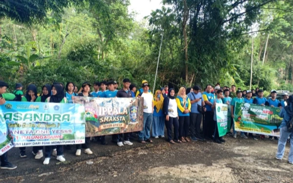 Foto Penghijauan Bukit Dondong melibatkan Forum Komunitas Hijau Tulungagung dan Sekolah Adiwiyata Tulungagung. (Foto: Hanik/IKA Unair)