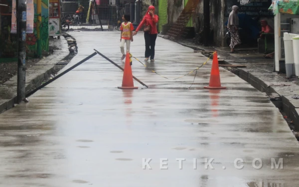 Foto Jalan beton dari Desa Tambaksawah ke Tambakrejo, Kecamatan Waru, dibangun Pemkab Sidoarjo dengan anggaran APBD 2025. (Foto: Fathur Roziq/Ketik.com)