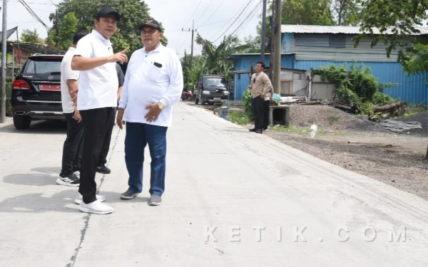 Foto Betonisasi jalan dinlai strategis dalam mendukung mobilitas dan aktivitas perekonomian masyarakat. (Foto: Kominfo Sidoarjo)