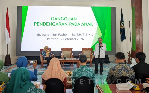 Foto Dokter THT RSUD dr. Darsono Pacitan, dr. Azhar Nur Fathoni, Sp.THT-KL, saat memaparkan materi tentang gangguan pendengaran pada anak. (Foto: Al Ahmadi/Ketik.com)