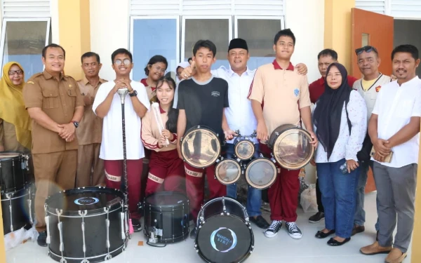 Foto Fotot bersama Ketua DPRD Kepri, Ketua Komite dan Kepala Sekolah, Guru dan Siswa