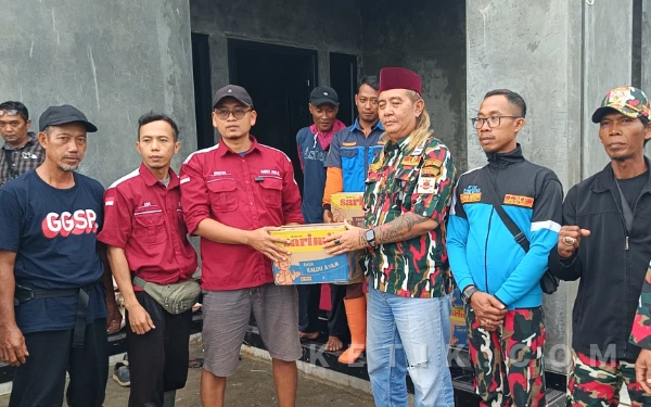 Foto Ketua Laskar Merah Putih Kabupaten Pemalang, Frans Daniel secara simbolis menyerahkan bantuan kepada warga terdampak banjir di Desa  Pesantren oleh Ketua Karang Taruna, Abdul Ghofur (Foto: Slamet/ketik.com)