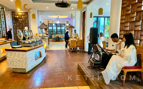 Foto Suasana bukber di Jambuluwuk Resort Kota Batu akan diiringi live music setiap harinya. (Foto: Dafa Wahyu Pratama/Ketik.com)