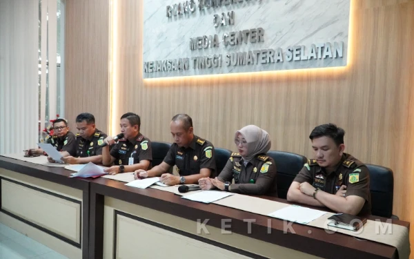 Foto Wakil Kepala Kejati Sumsel Anton Delianto menyampaikan keterangan pers terkait penetapan tiga tersangka kasus dugaan korupsi distribusi semen PT Semen Baturaja, Senin 9 Februari 2026. (Foto: M Nanda/Ketik.com)