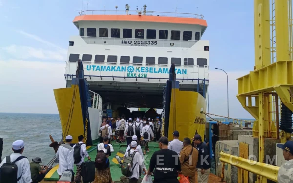 Foto Santri Ponpes Salafiyah Safi'iyah Sukorejo ketika menaiki KMP Munggiyango Hulalo menuju Kepulaan Kangean, Senin 9 Februari 2026 (Foto : Heru Hartanto/Ketik.com)