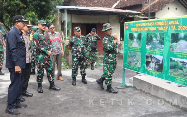 Foto Wakil Bupati Sleman Danang Maharsa didampingi Dandim 0732/Sleman Letkol Arh Reindi Trisetyo Nugroho meninjau lokasi sasaran fisik TMMD Sengkuyung Tahap I di Kalurahan Sumberadi, Mlati, Sleman. (Foto: Pendim 0732/Sleman for Ketik.com)