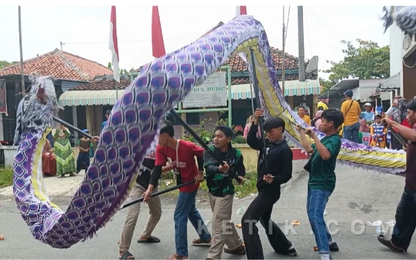 Foto Penampilan rombongan Barongsai Naga saat karnaval di Haflah Akhirussanah ke-37, Majelis Taklim Nurul Huda Rowosari (Foto: Slamet/Ketik)