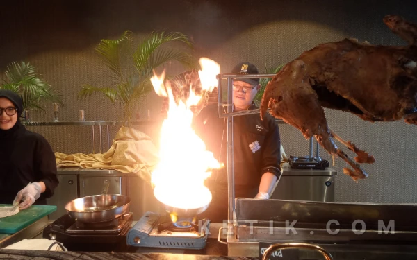 Foto Atraksi koki saat menyajikan menu berbuka puasa di Grand Mercure Malang Mirama. (Foto: Aliyah/Ketik.com)