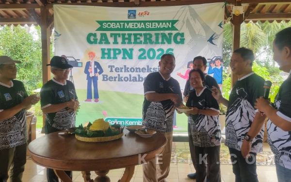 Foto Usai memotong tumpeng saat Gathering Hari Pers Nasional (HPN) 2026. Selanjutnya Bupati Sleman, Harda Kiswaya, menyerahkan kepada perwakilan wartawan tertua dan termuda sebagai simbol regenerasi serta kolaborasi yang erat antara Pemkab Sleman dan insan pers dalam membangun daerah. (Foto: Fajar R/Ketik.com)
