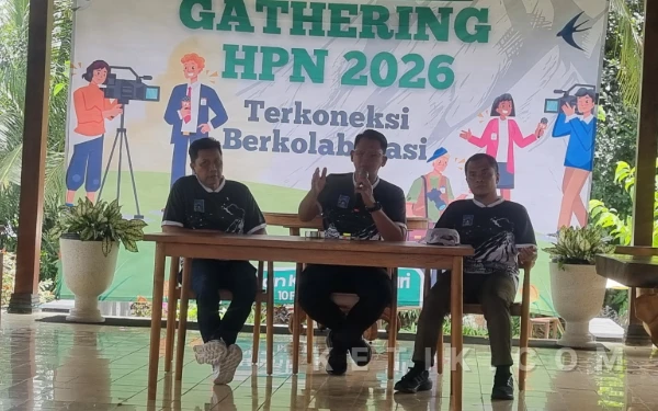 Foto Wabup Sleman, Danang Maharsa, (tengah) menegaskan peran krusial pers sebagai alat pemersatu bangsa. Selain itu ia juga menekankan pentingnya menjaga objektivitas dan transparansi informasi untuk menjaga keutuhan NKRI.( Foto: Fajar R/Ketik.com)