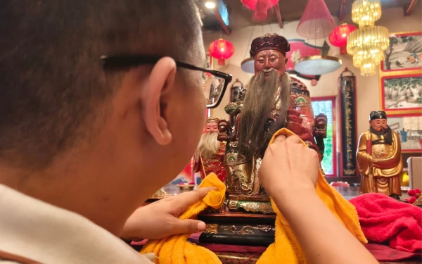 Foto Umat Tionghoa dan pengurus saat membersihkan patung Dewa Utama yang telah berusia 200 tahun di Klenteng Eng An Kiong Kota Malang, Rabu, 11 Februari 2026.