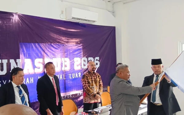 Foto Prosesi penyerahan Pataka Peradi oleh pimpinan sidang kepada Ketua Umum DPN Peradi terpilih, Dr Imam Hidayat SH MH (jas abu-abu), dalam Munaslub Peradi 2026 di Depok, Rabu, 11 Februari 2026. (Foto: Istimewa)