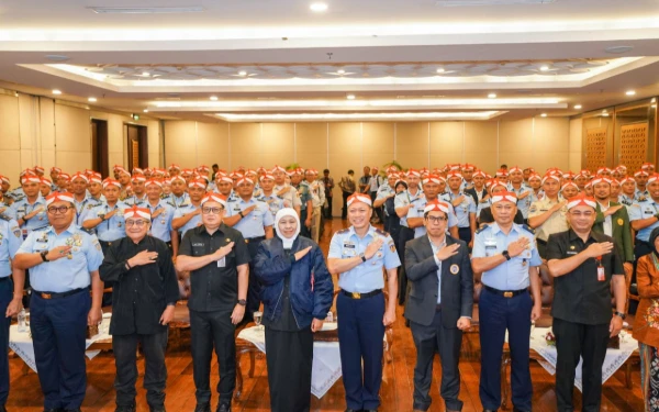 Foto Gubernur Jawa Timur bersama para  TNI AU, AL, AD, Kepolisian, dan perwira siswa (Foto: Foto: Biro Adpim Setdaprov Jatim)