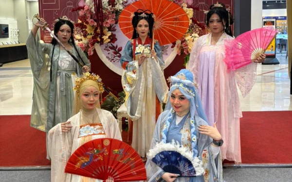 Foto Para model menunjukkan hasil karya seni bertema oriental, buah tangan dingin MUA batch 17 dari BFBL. (Foto: Dokumen Ketik.com)