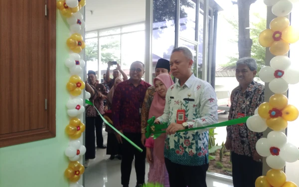 Foto Plt Direktur RSUD dr. Soedomo, Saeroni saat pemotongan pita (foto: Agus Riyanto/Ketik.com)