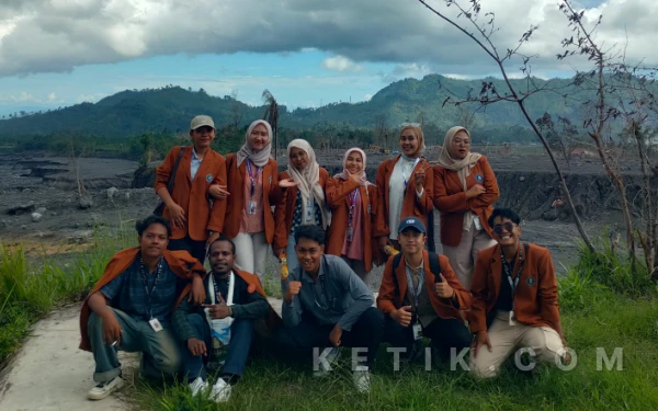 Foto Mahasiswa FIP Unikama yang ikut dalam program pengabdian masyarakat. (Foto: Dok. Ketik.com)