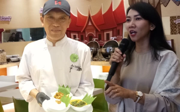 Foto Chef Ari Subekti bersama  Hotel Manager Zest Hotel Jemursari Surabaya, Tirtasari memgenalkan menu khas Minangkabau. (Foto: Siska Nabilah QN/ Ketik.com)