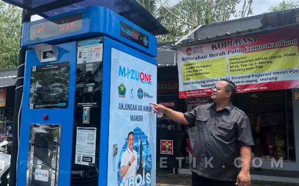 Foto Trio Agus Purwono saat meninjau salah satu unit usaha di Koperasi Merah Putih Kelurahan Cemorokandang, yakni air minum isi ulang yang merupakan bantuan dari Pemkot Malang. (Foto: Lutfia/Ketik.com)